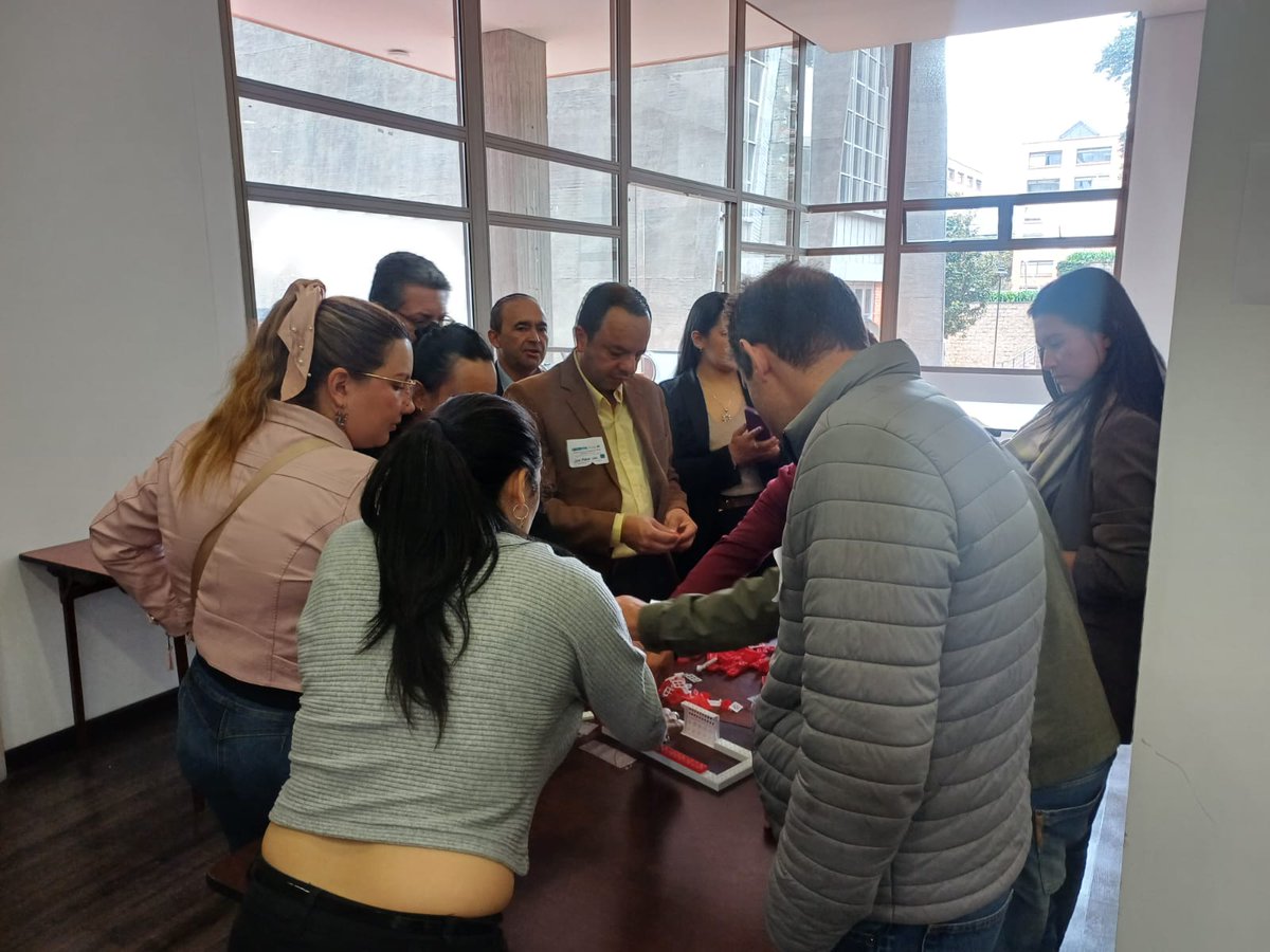 #AEstaHora el equipo de la SCDE está presente en la <a href="/unisalle/">Unisalle</a> , compartiendo conocimientos y promoviendo el #DesarrolloEconómicoSostenible 📈💰
durante el primer encuentro de #experienciasysaberes. 
¡Un paso importante hacia un futuro #competitivo!
#CundinamarcaCompetitiva