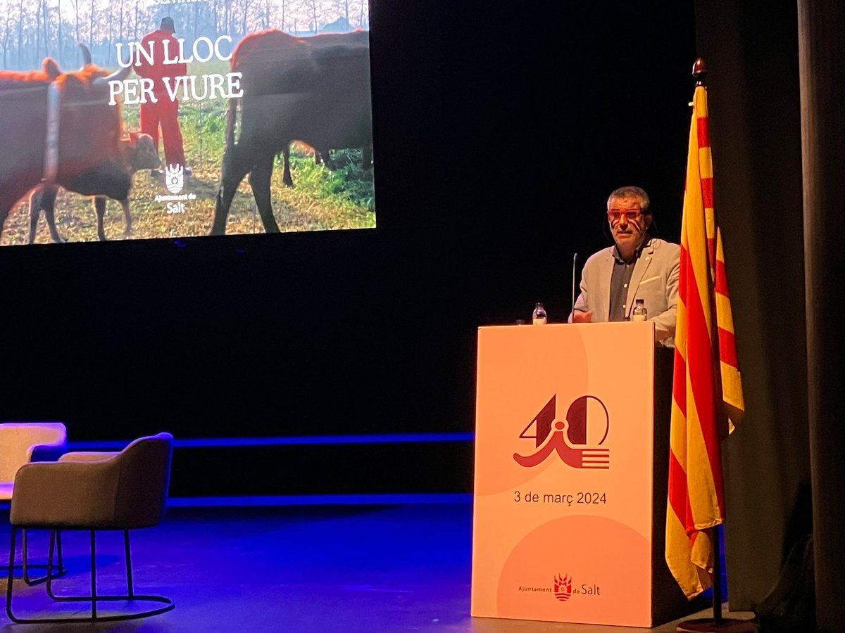 vinasxifra's tweet photo. Aquest vespre hem presentat al @teatredesalt el documental "Un lloc per viure" d'Adrià Expòsit, dins dels actes del 40è aniversari de la independència de #Salt
Ens ha captivat la història d'en Moussa, les cosidores o la visió dels escolars!
Felicitats als que ho heu fet possible! https://t.co/neCVWaYMmS