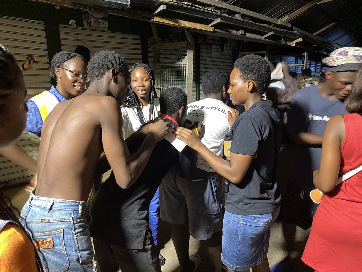 We had a fun time engaging with the FOA Kids at Kantamanto yesterday. 
Kudos to all the volunteers for coming through!  

#TimeWithTheFOAKids
#AccraLegacy 
#LegacyLeoLions 
#VirtualClub 
#LeoLions 
#WeServe 
#District418