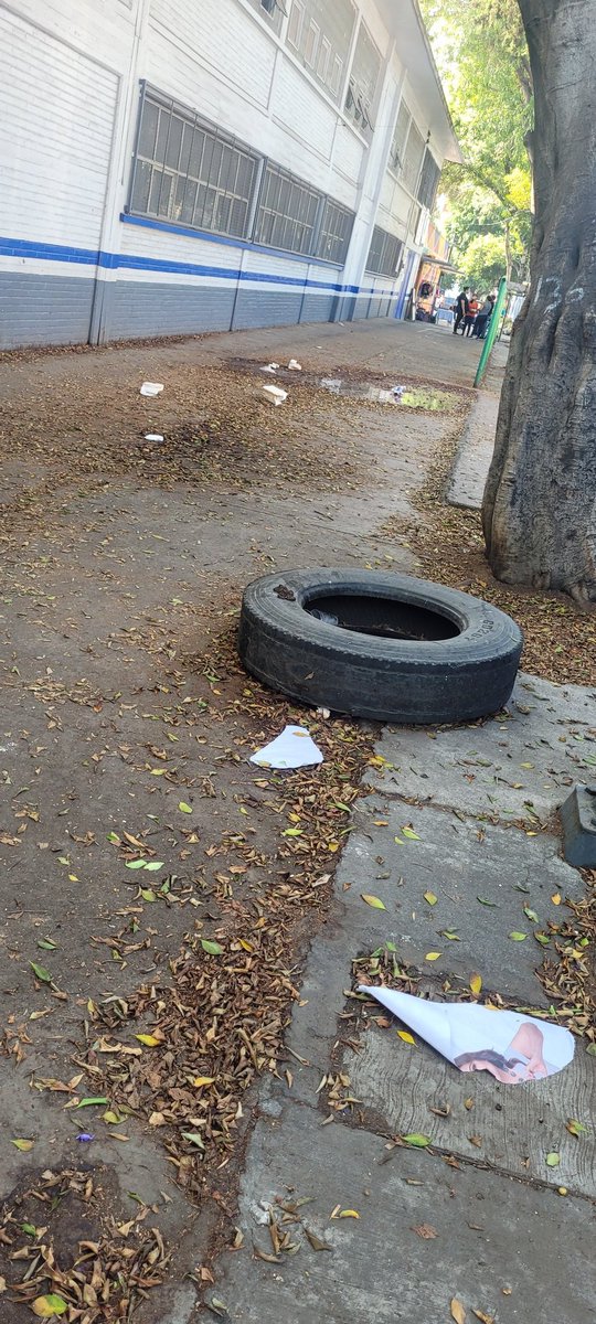 MaryaluysaPlay's tweet photo. @AzcapotzalcoMx @TodosSomosAzcap @MargaretSaldana @SSC_CDMX 

No es posible que este en estas condiciones la entrada de la escuela Primaria Autria (av cetlan) ... nunca la barren, el escombro tiene más de 6 meses ahí  !ayuda! https://t.co/ICUxZZNIjj