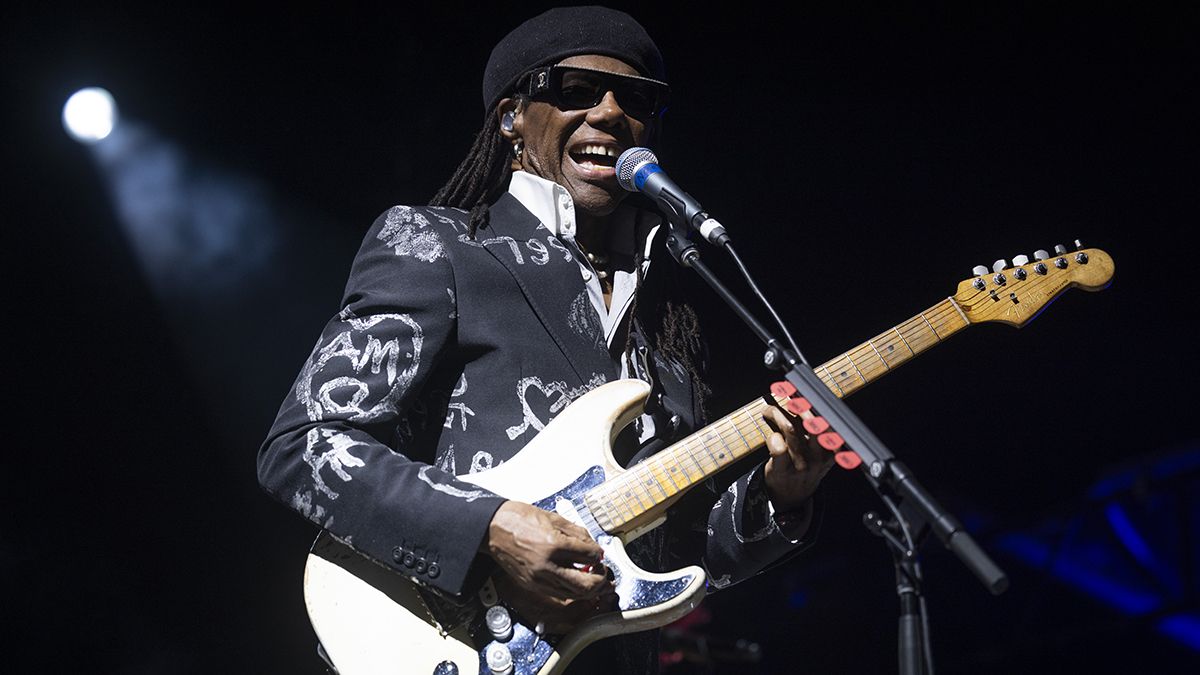 “I went for the lowest-priced one. My heart broke as I handed my jazz box over. However, as soon as I pulled that Strat down, sadness was replaced with joy”: Nile Rodgers on how he found The Hitmaker – and how the Fender Strat changed the world trib.al/hicBOTq