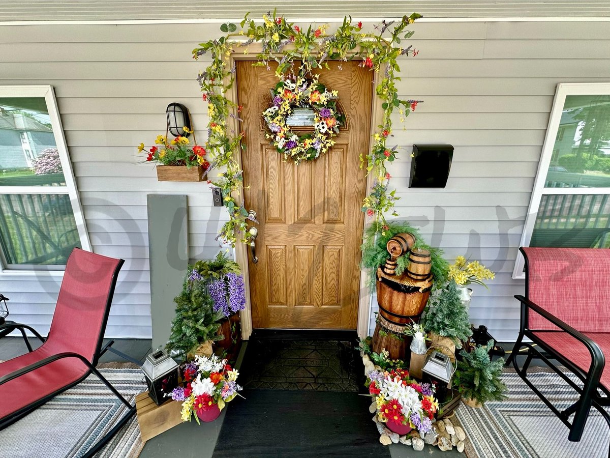 I spent the day decorating my front porch for summer. It’s cathartic and I need cathartic. ✌️❤️