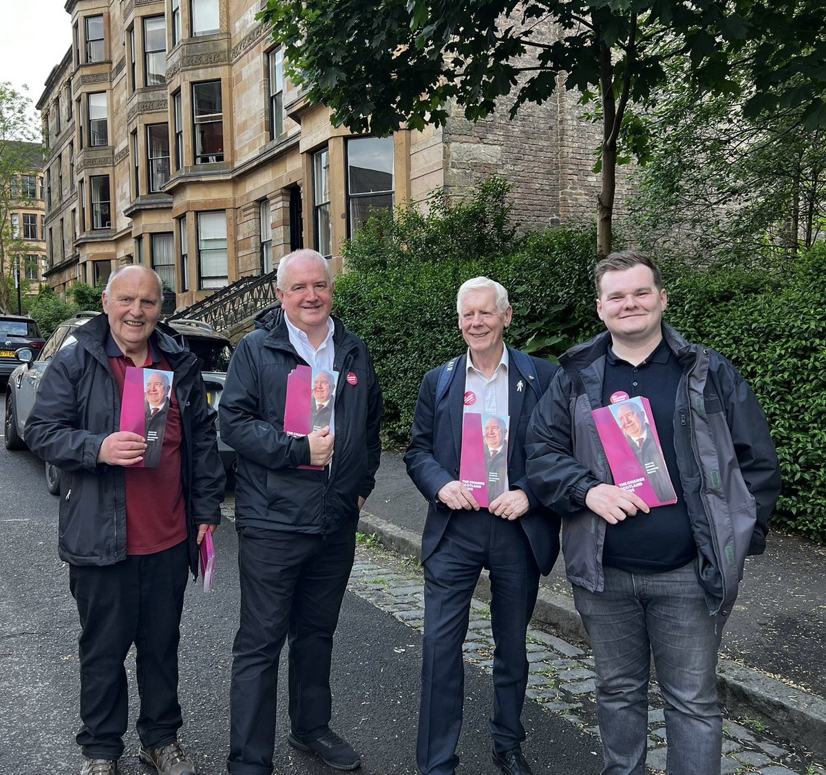 In North Kelvinside this evening with local councillor @KeiranON and the team - lots of positive conversations #VoteScotLab #Win24