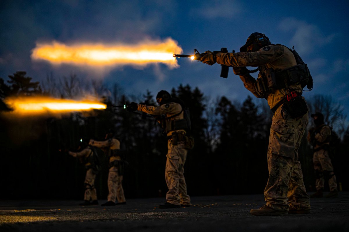 Members of the Naval Tactical Operations Group (NTOG) conduct a live fire night range at the Bedford Rifle Range in Halifax, Nova Scotia, on April 29, 2024. 📸 #Photo: Corporal Mitchell R. Paquette, Formation Imaging Services.