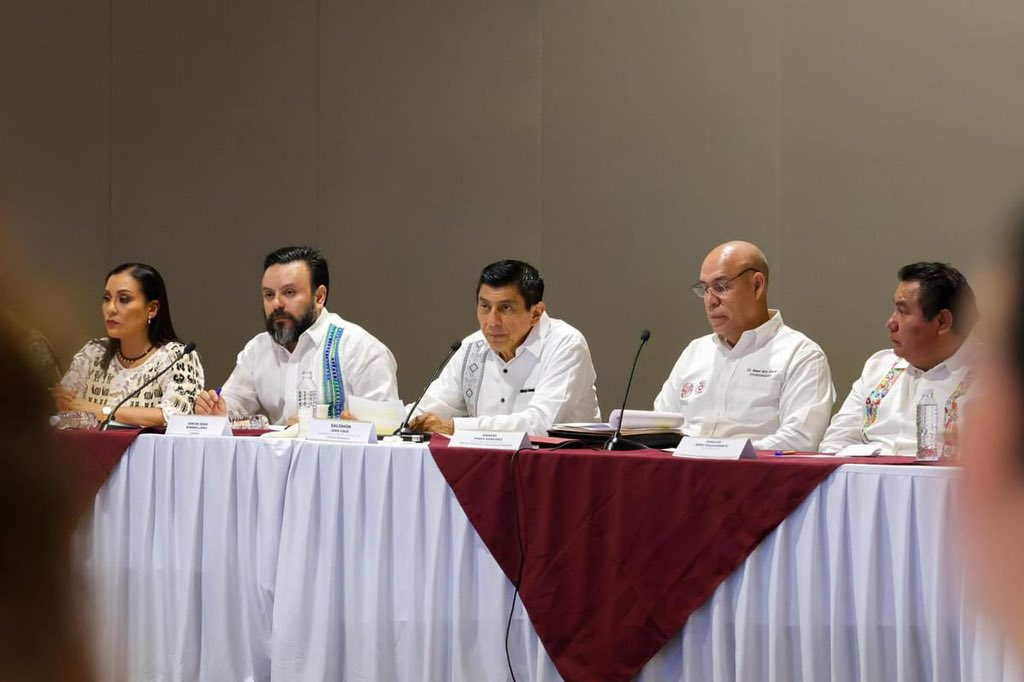 COESFO_GobOax's tweet photo. Acompañando al Gobernador @salomonj y el Titular de la #CEPCyGR, Manuel Maza participamos en la Instalación de la Sesión Permanente por Temporada de Lluvias y Ciclones Tropicales, a través del Consejo Estatal de Protección Civil y Gestión de Riesgos, https://t.co/mvDUjNlGWG