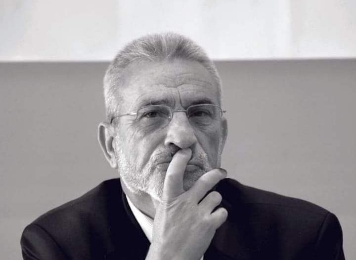 "Herkesin râzı olduğu bir haksızlığa isyan etmek, kolay değildir."

İsmet Özel