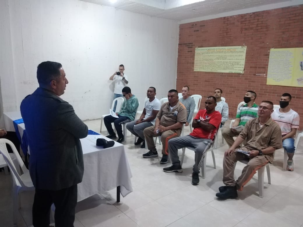 INPEC_Colombia's tweet image. En el establecimiento carcelario de #Armenia se celebró la clausura de un grupo de privados de la libertad que pertenecen al programa &apos;EDUCAR PARA LA PAZ&apos;. Esto representa un paso crucial para mitigar, sanar y perdonar las heridas del conflicto en Colombia. #EducaciónParaLaPaz