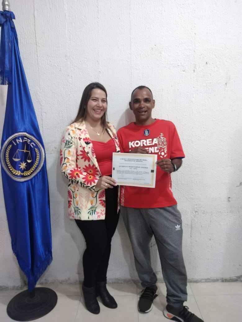 INPEC_Colombia's tweet image. En el establecimiento carcelario de #Armenia se celebró la clausura de un grupo de privados de la libertad que pertenecen al programa &apos;EDUCAR PARA LA PAZ&apos;. Esto representa un paso crucial para mitigar, sanar y perdonar las heridas del conflicto en Colombia. #EducaciónParaLaPaz