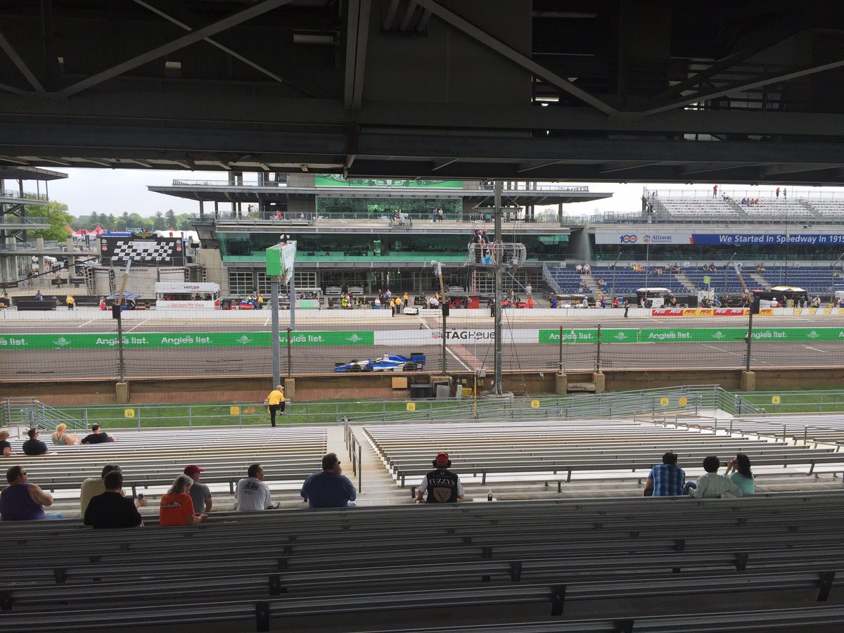 love4libraries's tweet photo. @IMSMuseum @darthbinkly and @love4libraries have this view on race day!!  🏁🏎️💨 ❤️ https://t.co/gRWg0Alzdx