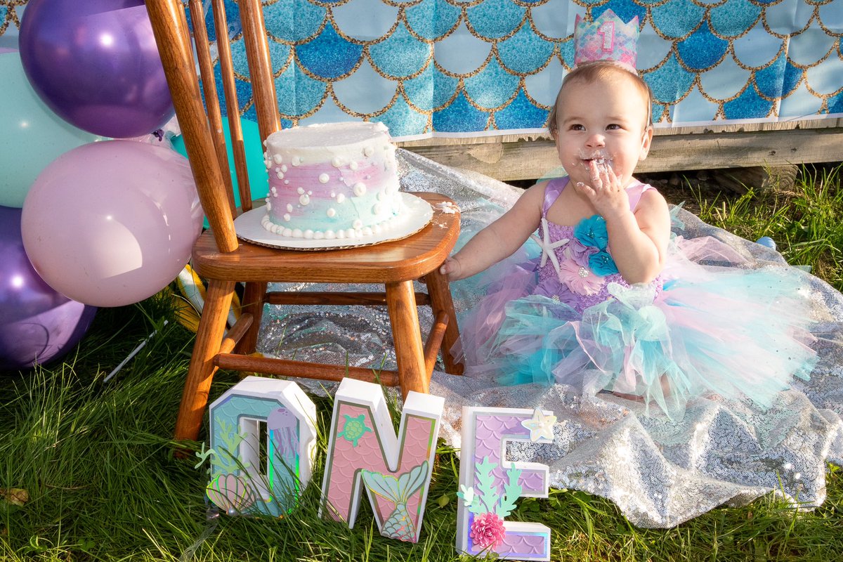 DHPhoto11's tweet photo. Balloons, cake, and a whole lot of cuteness! 🎈 🍰 Capturing the magic of a first birthday celebration one snapshot at a time. #firstbirthdaycake #firstbirthdaybliss #smashcake #davidhaguephotography #pittsburghphotographer https://t.co/RxjcEUAAYH