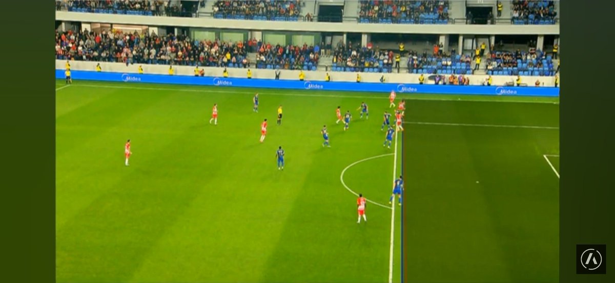 U situaciji kod prvog poništenog gola Ivanić daje pas Rodiću, a VAR prikazuje trenutak kad Hvang dodaje Olajinki... Ništa mi nije bilo jasno, kad ono prethodna akcija... #fkcz