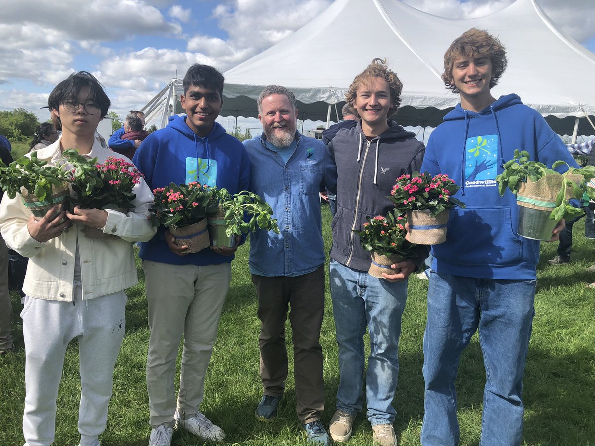 ForestHillsPS's tweet photo. Happy 25th anniversary to Goodwillie Environmental School! They held a reunion for students, alumni, and families, and over 500 guests attended. If you attended, share with us your pics. and let us know how Goodwillie impacted your life! ❤️🌻🐸🌳🦆 https://t.co/RPuJyDr7xc