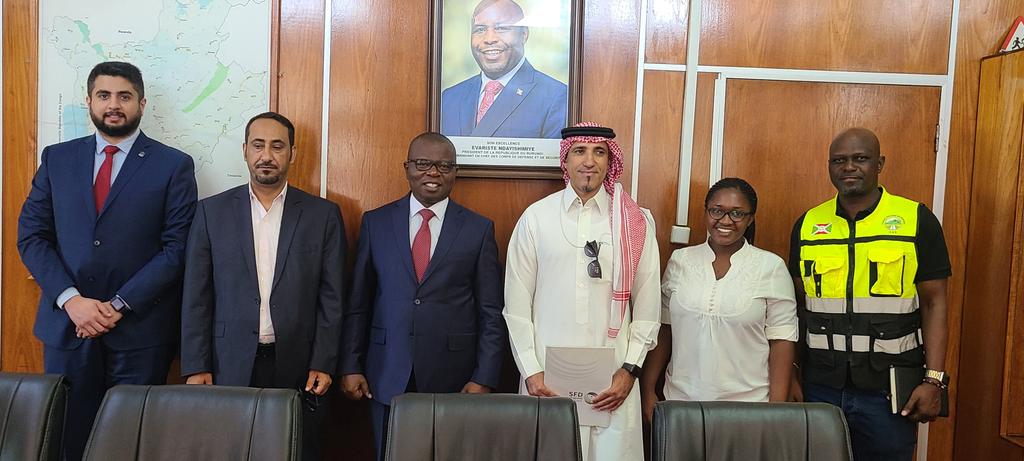 1.Délégation du Fonds Saoudien pr le Dvlpt,l'un des bailleurs des projets d'aménagement de la RN16:Bururi-Gakuba,RN5:Bujumbura-Nyamitanga et de la RN3:Rumonge-Nyanza Lac
en visite au Burundi,s'est entretenue ce matin avec le Ministre <a href="/Capt_Dukundane/">Capt. Dieudonne Dukundane</a> <a href="/MielsBurundi/">Min.Infra,logements Socio,Transports &Equipements</a> <a href="/ConstantinBIGI1/">Constantin BIGIRIMANA</a>