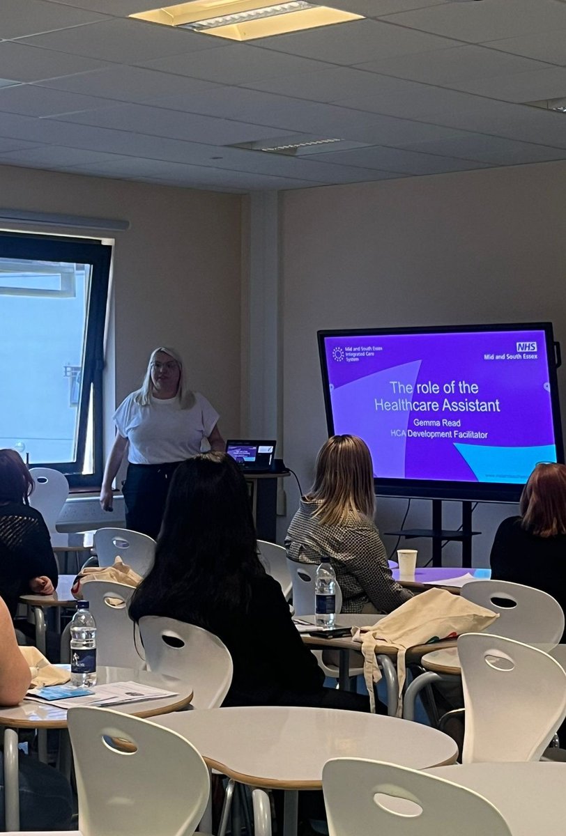 Great to be  back at the front of the classroom today... presenting the role of the HCA to college students considering a career in healthcare. Great crowd with lots of questions and aspirations. Hoping they'll be the next generation of the NHS 🤞🏻