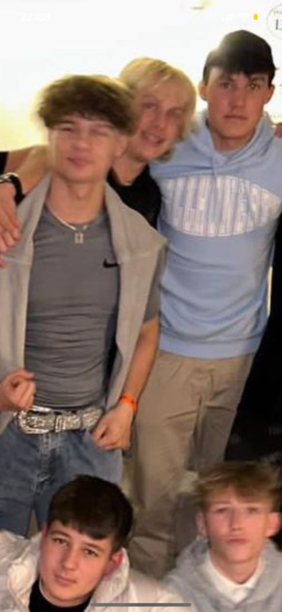 matikbigdick's tweet photo. Gawronek bije sie z kumplem na clout 
Niezły wałek xddd
#cloutmma #lexy #gawronek #cloutmma5 https://t.co/Y2Ymi4kt57
