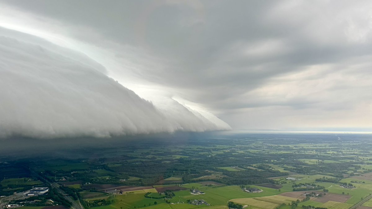 LeoSTK's tweet photo. @weeronline mooie schelpwolk vanuit de lucht vanavond. https://t.co/VHtFzeKGbD