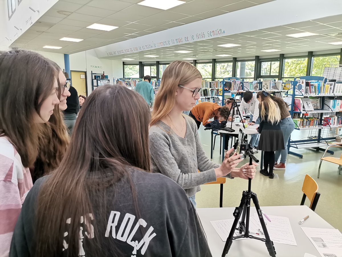 lyceeVdIndy's tweet photo. Les élèves de 1ère et Terminale de #DNL #physique-#chimie en anglais à la rencontre d'une classe de 3e du collège Ventadour à #PRIVAS. Ils ont pu échanger et expérimenter, en anglais, sur les relations entre les sciences et le sport. #Luzzati @UGrenobleAlpes https://t.co/bgTiZ88G0J
