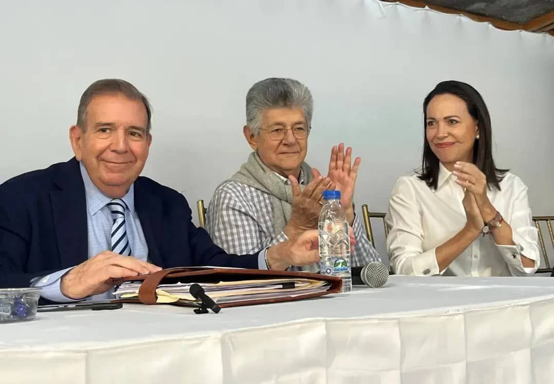 Para los Maricorinos lovers de memoria RAM que no sienten nada al ver la siguiente foto, les refresco la memoria:

MCM está al lado de la misma persona que no dejó que los Diputados de AMAZONAS TOMAR SU CURUL en la AN-2015.