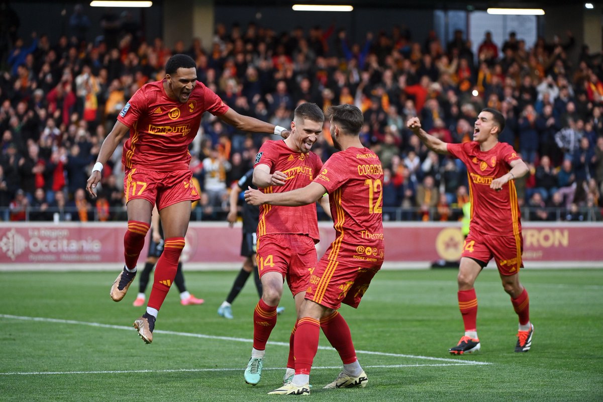 ActuFoot_'s tweet photo. 🚨 Rodez se qualifie pour le Barrage n°2 pour la montée en Ligue 1. ❤️💛

Victoire aux tirs au but face au Paris FC.

𝗦𝘁𝗮𝘁 𝗱𝗲 𝘇𝗶𝗻𝘇𝗶𝗻 : Rodez avait raté ses 3 premiers tirs dans cette séance de tirs au but. 😱

C'est ensuite le Paris FC qui a raté ses 3 derniers tirs. On a jamais vu ça !!!