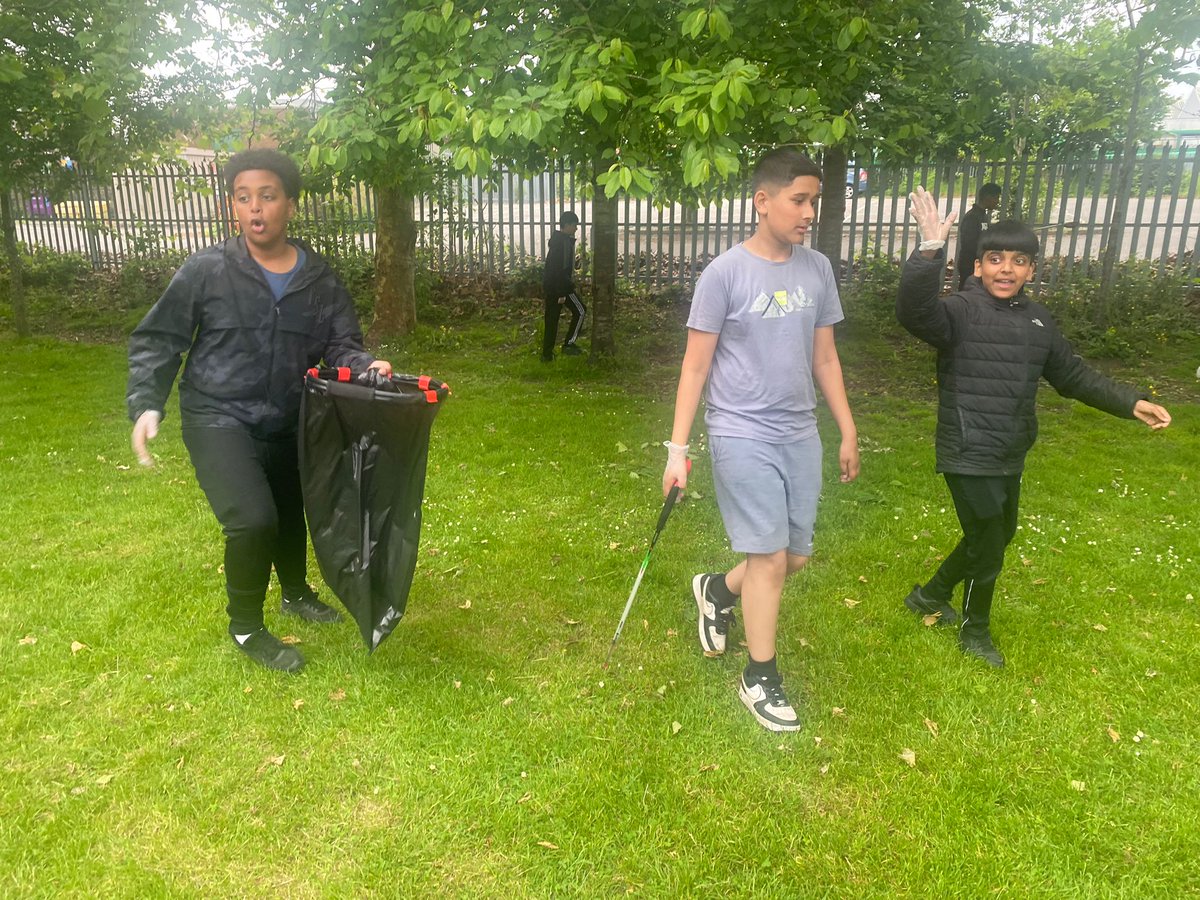 Tuesday drop in was back on this evening, with 30 YP attending. Session started with open discussion around taking pride of their community&how to best look after it. YP then got stuck in with litter picking, followed by lots of fun games & some pizza. #EYST24USP #EYST24BMECYP