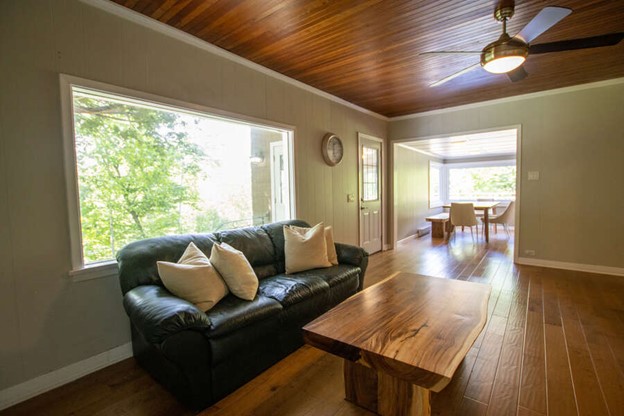 Nestled in the scenic town of Mactier, Footprints to Joe offers enchanting perspectives of the renowned Lake Joseph. While direct waterfront access is not available, a brief stroll leads guests to Foot’s Bay Marina. Book today! ontariocottagerentals.com/Footprints_To_…
#myOCRvacation