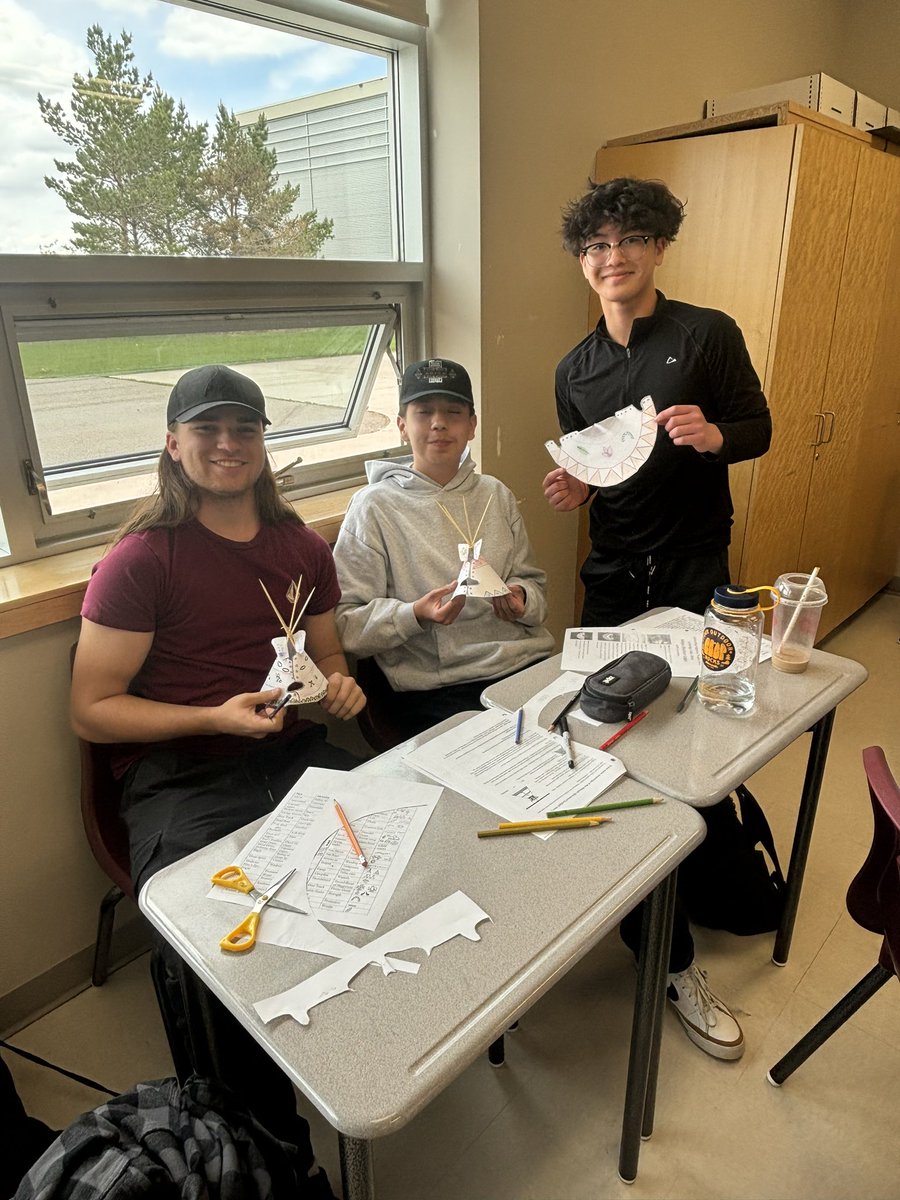 foxedesigns's tweet photo. Thank you to Mrs. Dundas for inviting me to present in your class and to Hank for sharing his knowledge of the Blackfoot language. #blackfootlinguist @cchschool https://t.co/YKBikVd51U