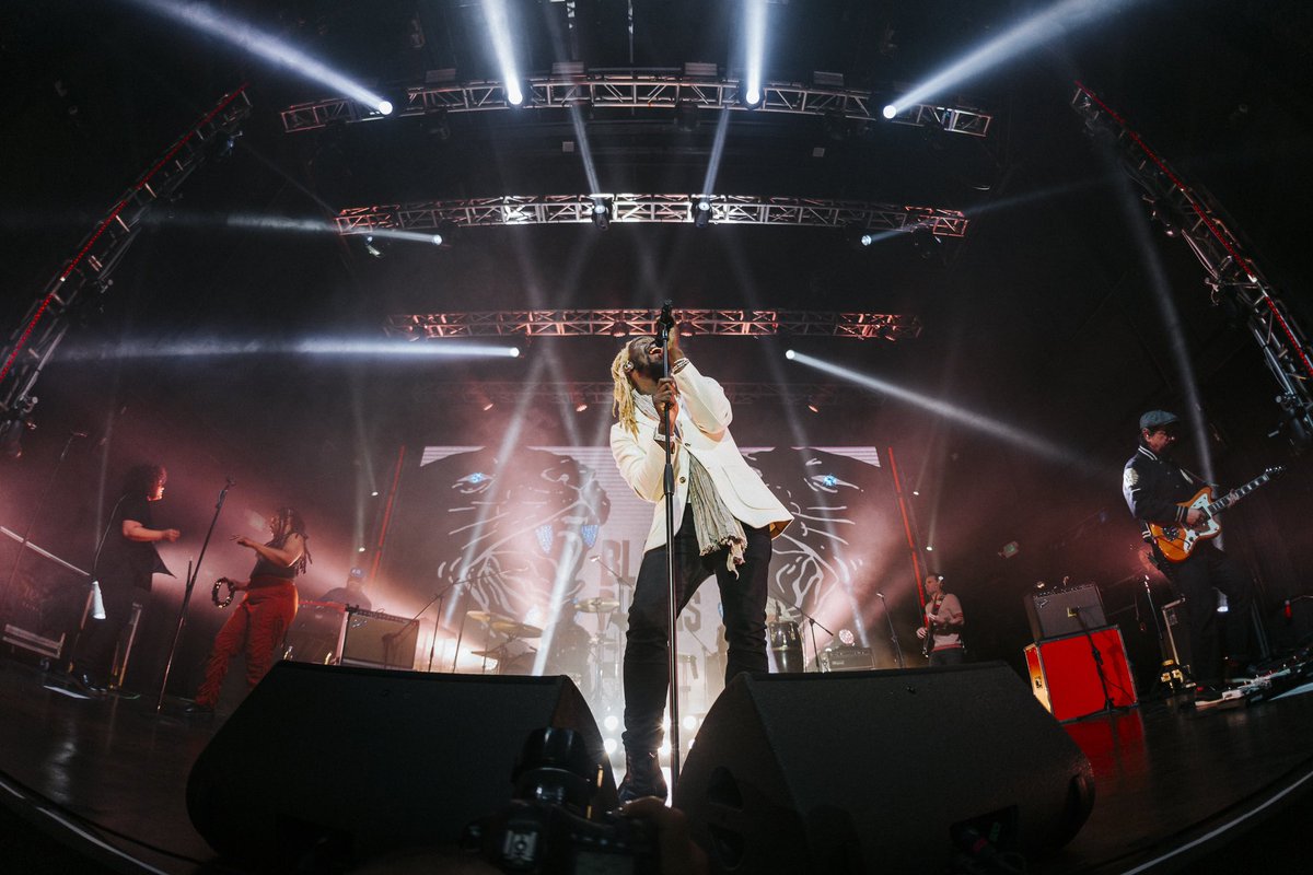 BlackPumasMusic's tweet photo. Bogotá, what a fantastic show last night! 🇨🇴

We had such an incredible time in South America - thank you all for making this run so special ❤️

📸 Cristian Pérez https://t.co/9giDY7jNlN