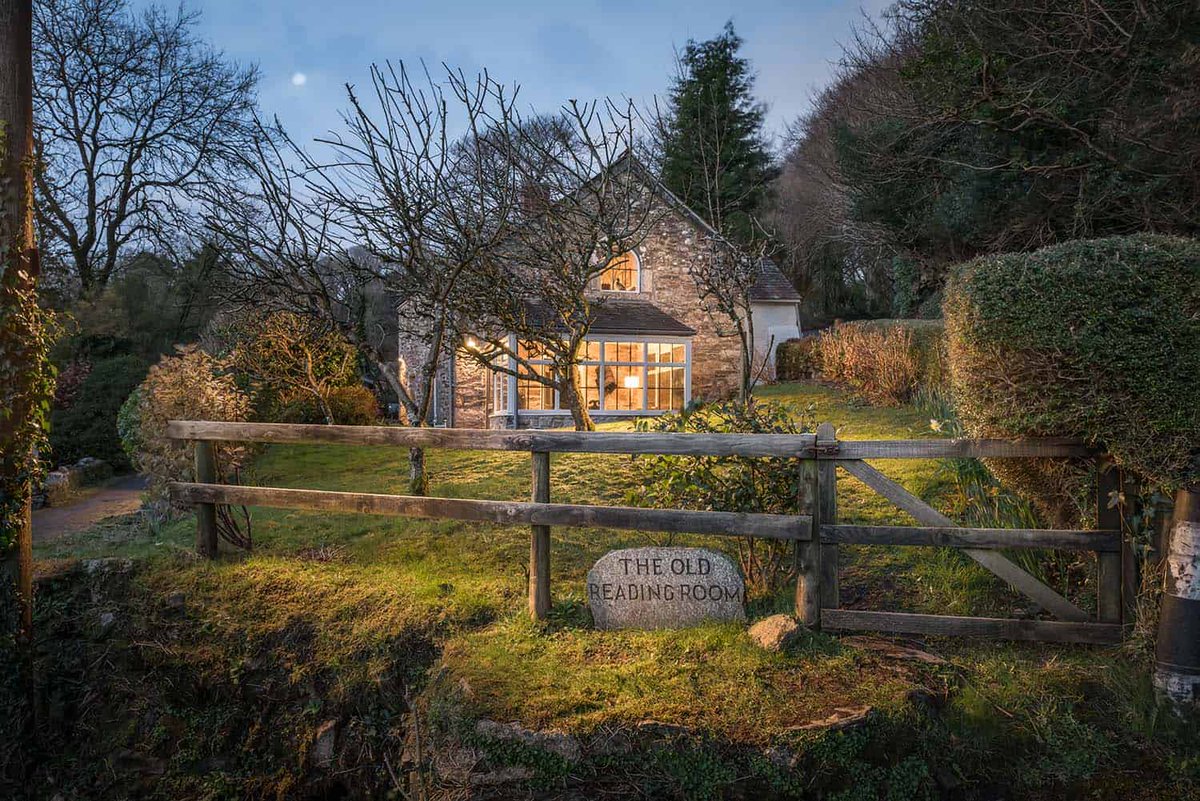 Romantic stone cottage on the Cornwall coast: The Poet’s Hideaway onekindesign.com/2019/04/18/rom…