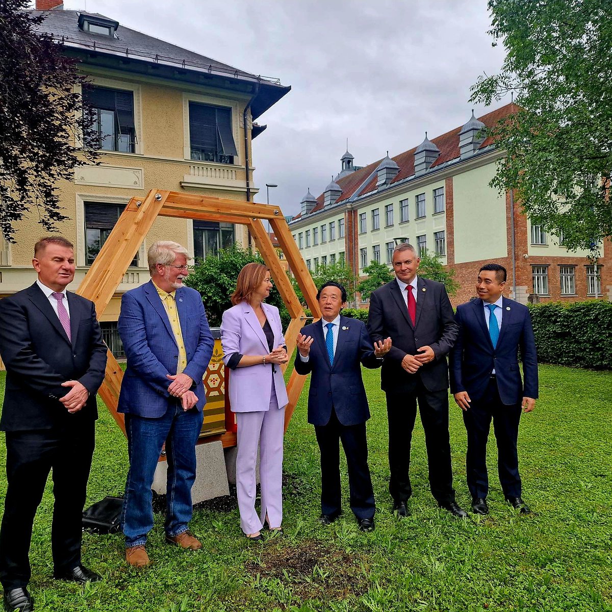 Generalni direktor Qu Dongyu vodi najpomembnejšo agencijo ZN, to je FAO. Njeno vodilo je svet brez lakote, podhranjenosti in revščine.

Je naš prijatelj in soborec za Svetovni dan čebel. Veseli smo njegovega obiska in dobrega sodelovanja.