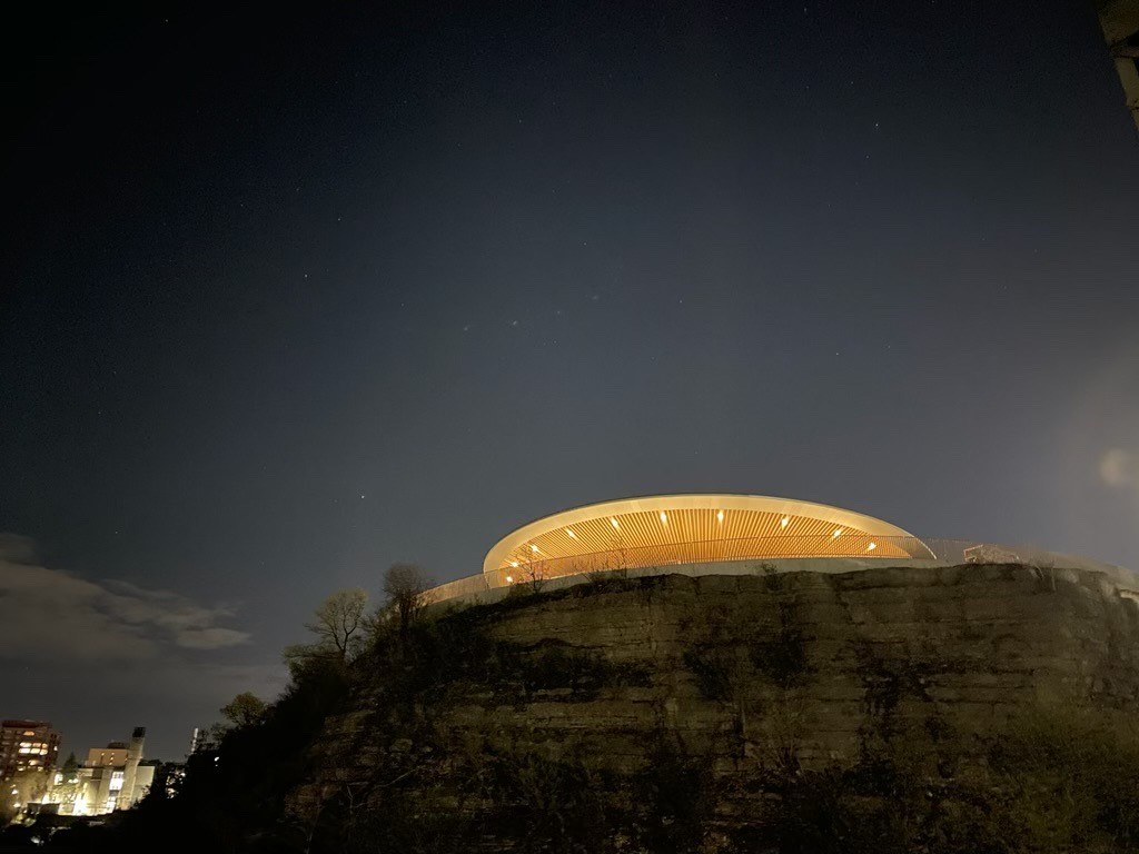 Is this thing on? 💡 

The new lighting system at Kìwekì point is being tested. Stay tuned for the date of our official reopening!  

Learn more about the redevelopment of Kìwekì Point (formerly Nepean Point):  ncc-ccn.gc.ca/projects/kiwek…