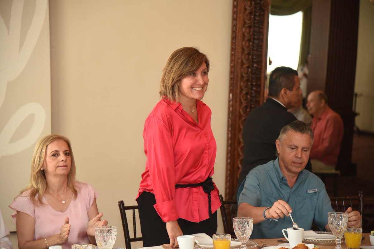 Comenzando el día en una reunión con profesionales tampiqueños en conjunto con quienes formamos parte por la fórmula por Tampico, Madero y nuestros compañeros candidatos a senadores. 

¡Vamos a seguirle con determinación y visión! 

#RosaGonzález
#VamosASeguirle
#EquipoTampico