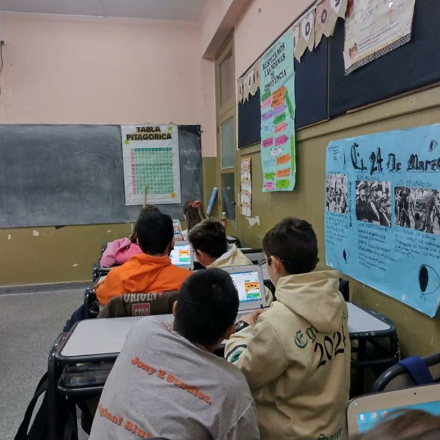 En la Primaria 4 de #Lanús brindamos un taller de pensamiento computacional y programación en bloques.
#AlfabetizaciónDigital #EducaciónPúblicadeCalidad 
@AlbertoSileoni @Barbr_torti @DTE_BA @HernanCalabrese @pablourquizaok @salbarracin