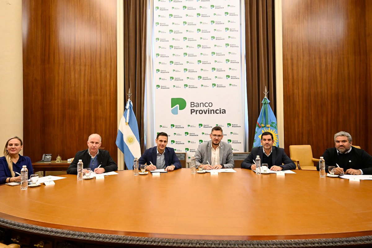Junto a las municipios bonaerenses de #Dolores, #Lanús y #CoronelPringles firmamos acuerdos para la adquisición de bienes que serán destinados a las mejoras de los servicios públicos locales. Seguimos trabajando para mejorar la calidad de vida a las y los bonaerenses.