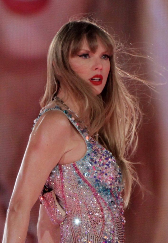 TheSwiftSociety's tweet photo. 🚨| Taylor Swift reportedly considered to play in
 ‘THE BLONDE PHANTOM’

— 1950s spy show taking place in Las Vegas produced by Scarlett Johansson https://t.co/q6t3HQZK5V