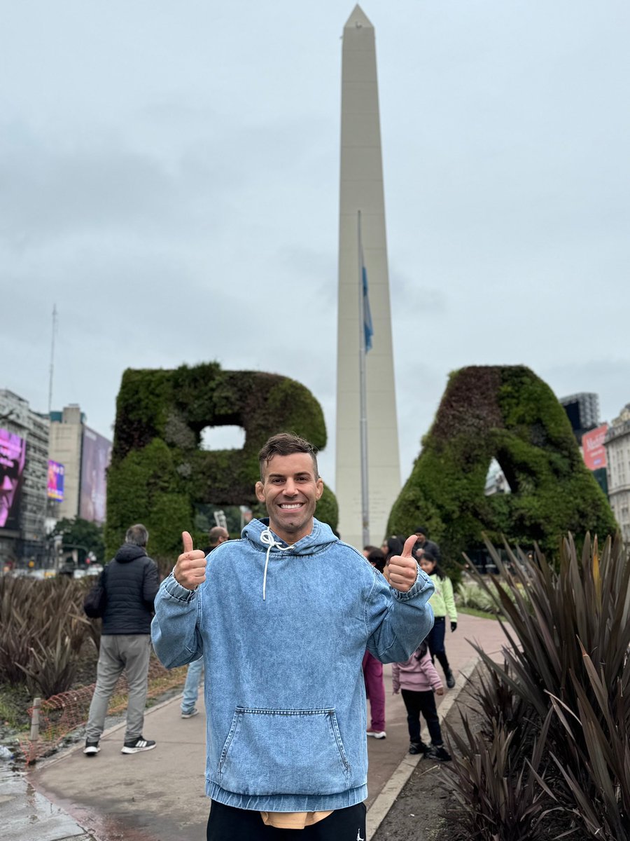 Llegué a Buenos Aires! El Viernes me toca pelear en este País que quiero tanto🥊🇦🇷, y frente a muchos familiares y amigos que van a cruzar el Río para acompañarme🇺🇾💙, FELIZ NO… LO QUE LE SIGUE!