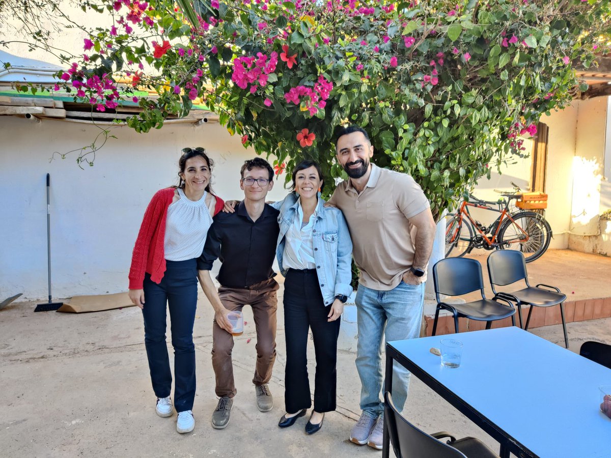 <a href="/m3lab_/">M³ Optoelectronic Materials Group</a> <a href="/NatRodkey/">Nathan J Rodkey</a> <a href="/ICMol_UV/">ICMol</a> <a href="/UTwente/">University of Twente (inactive)</a> Congrats again <a href="/NatRodkey/">Nathan J Rodkey</a> ! You did a great job! 👏🏼👏🏼I’m really glad that we could join you with part of the <a href="/m3lab_/">M³ Optoelectronic Materials Group</a> on this special day 👨🏻‍🎓 #proud #cosupervisor #teamPLD #vacuum #mhp ☀️