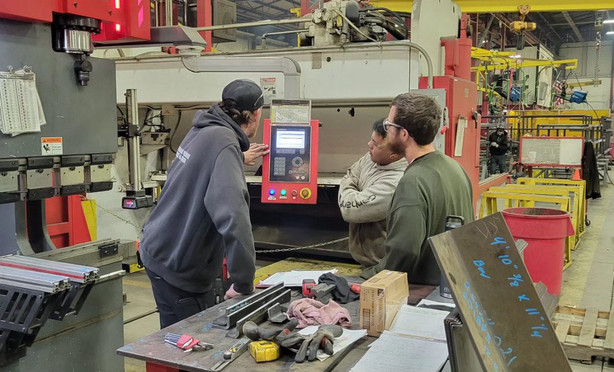 SilverbackMach's tweet photo. Calibration, tune up, and training on this press brake and Delem control for our customer in Colorado! 🦍🔧🇺🇸

#silverbackmachine #punchpress #metalfab #pressbrake #ironworker #welding #metalfabrication #plasmacutting #steelfabrication #machineshop #shearblade https://t.co/wuNL4Mn4Bb