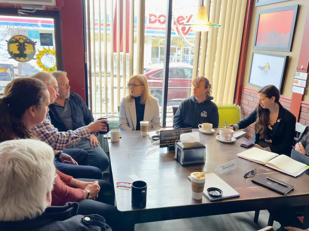 🛜 Wherever you build your business, the @bcndp believes you should have access to high-speed internet. 1 year ago I was in #100MileHouse & heard firsthand how much of a game-changer connectivity was for rural business owners. Proud of our progress to reach 100% coverage by 2027.