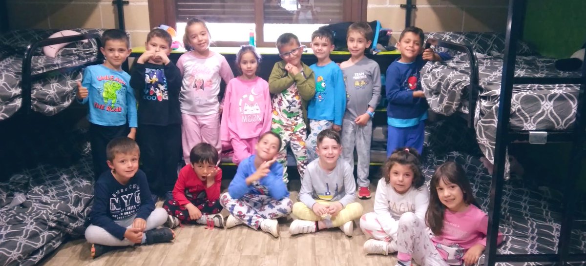 📣Noticias desde #LaChopera📣

😄Nos cuentan que el día ha ido fenomenal.

Allí no les ha caído agua más que la de la ducha🚿 

Además después de cenar la velada de hoy era discoteca 🪩 

Eso sí, en pijama para ir directos a la cama 🛌 porque están agotados😴

#DulcesSueños