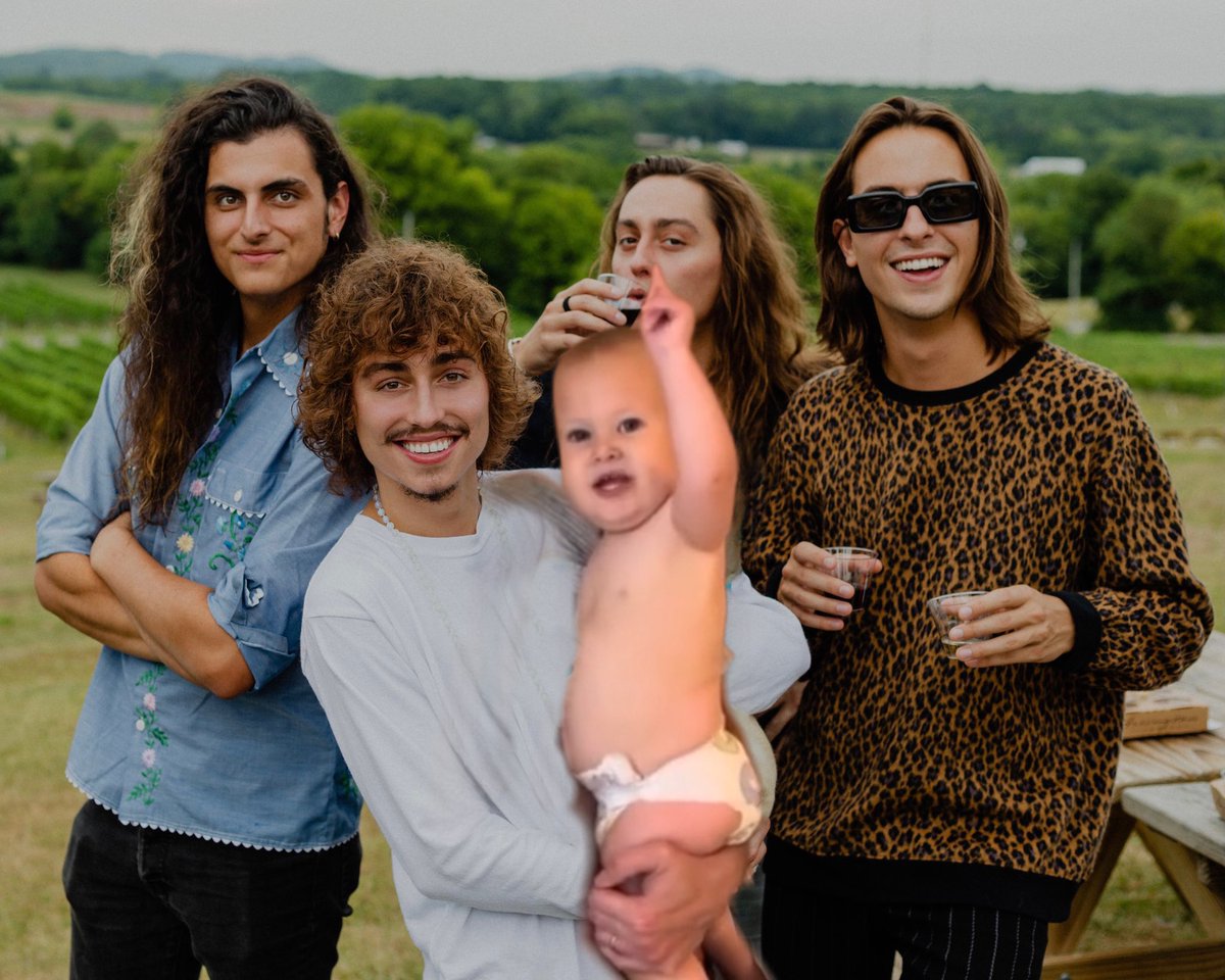 joshkiskza's tweet photo. 🚨| The Four Seasons Orlando Baby has been spotted in Milwaukee for tonight’s Greta Van Fleet show!!! https://t.co/HBjOvuVQJs