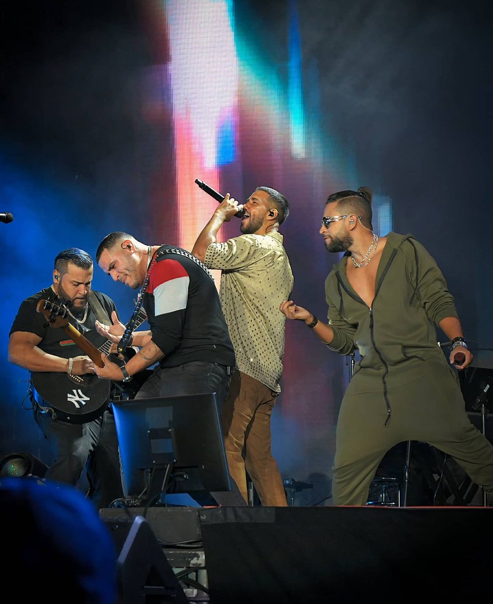 .@RomeoSantosPage junto a su antigua agrupación, @Aventura, reconocida por sus éxitos musicales como: 'Ella y yo' 'Obsesión', 'Hermanita', 'El perdedor', entre otros, visitarán El Salvador el próximo 9 de noviembre, como parte de su gira por Latinoamérica.