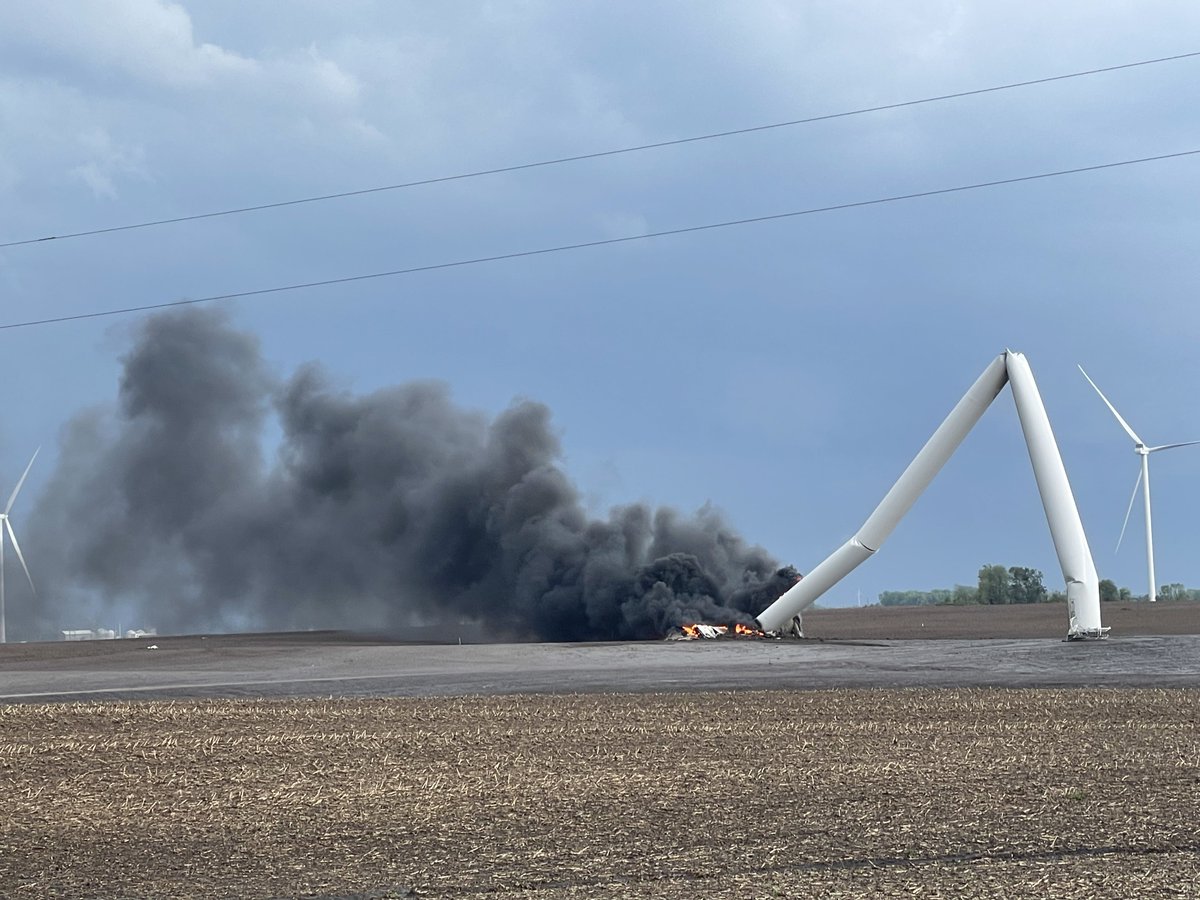 skydrama's tweet photo. Multiple wind turbines have been destroyed by a tornado near Carl, Iowa - one of which is fully involved in fire. #iawx @NWSDesMoines https://t.co/53D6AxEUEF