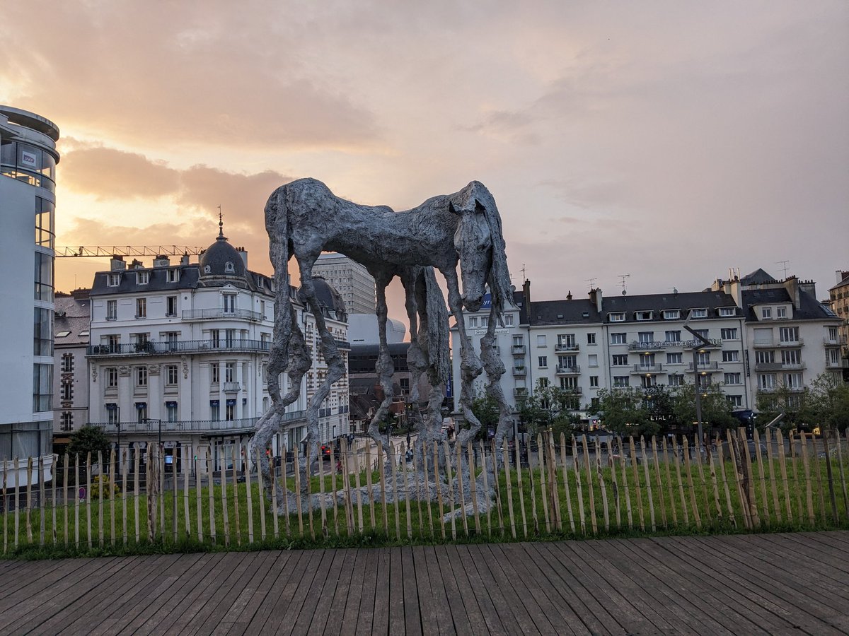 O Gymru i Rennes. Y tri ohonom wedi cyrraedd ar ol un tren di ganslo a bron fethu'r llall a gorfod rhedeg trwy Baris 😬. Edrych mlaen i glywed fwy am ymchwil ieithoedd lleiafrifol yma yn Brifysgol Rennes! <a href="/CWPSAber/">CWPSAber</a>