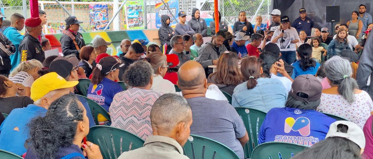 #21May 🏀🥅 Alcalde @LuisJonasReyes 'Nos encontramosen la parroquia Santa Rosa en el macro sector El Ujano cumpliendo con la agenda del Plan 70 obras por amor a Chávez estamos entregando 2 canchas deportivas rehabilitadas siendo estas las obras número 13 y 14' #VenezuelaSeCrece