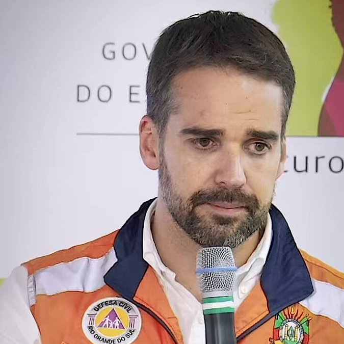matheuspggomes's tweet photo. Os debates sobre a reconstrução do Rio Grande do Sul começaram na Assembleia Legislativa e o povo precisa compreender e fiscalizar a ação dos deputados.

Por isso, peço a atenção de vocês, além de prestar conta do meu posicionamento.

Hoje a tarde, o PSOL votou contra o PL 133/2024, de autoria do Governo do RS, que cria o Plano Rio Grande para a Reconstrução, Adaptação e Resiliência Climática e o Fundo do Plano Rio Grande – FUNRIGS.

O primeiro motivo que nos fez tomar essa posição é que o texto apresentado por Eduardo Leite não diz o que é o tal plano. 

Com quais critérios será pensada a reconstrução do estado? Serão os parâmetros da consultoria estadunidense Alvarez & Marsal? A lei afirma que o governador é quem indicará o gestor do fundo. Pois bem, quem será? O secretário de Reconstrução Pedro Capellupi, ex-assessor de Paulo Guedes e Bolsonaro?

Ou seja, em meio a crise, Leite pretende se vangloriar da aprovação de uma ideia de reconstrução, mas sem apresentar o conteúdo. 

A tragédia em curso não nos permite dar um “cheque em branco” ao governador.

O segundo motivo é que o Fundo proposto é insuficiente. Há necessidade de um Fundo específico para gerir os recursos da reconstrução do estado? Sim, pois são recursos que não estavam previstos e precisam de gestão transparente e destinação específico. 

No entanto, de acordo com a lei aprovada, o Fundo se restringe aos fatos de 2023 e 2024. Ou seja, não leva em conta os prognósticos científicos, pois novos eventos extremos deverão ocorrer nos próximos meses e anos. 

Nesse sentido, propusemos uma emenda ao texto do projeto que consistia em:

(1) tornar o Fundo um instrumento permanente, transformando-o numa política de estado e de longo prazo;

(2) reconhecermos o Estado de Emergência Climática e a necessidade de preparação para novos eventos extremos;

(3) instituir o princípio “poluidor-pagador”, ou seja, os setores responsáveis pela maior parte das emissões de gases de efeito estufa e por atividades de risco ambiental devem contribuir de maneira diferenciada com a reconstrução do estado, critério já utilizado em vários países.

Com a negativa da nossa emenda pelo plenário, fomos a única a bancada a votar contra o projeto.

Lamento que tenha sido assim, pois Assembleia precisa ser um ambiente de formulações estratégicas, não um mero “cartório” do Palácio Piratini. 

Até por que, Eduardo Leite não merece o nosso voto de confiança quando o assunto é meio ambiente.