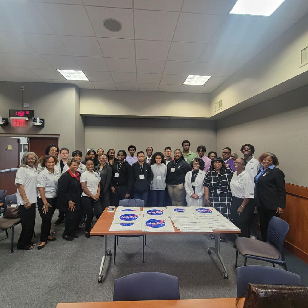 Some NNPS students spoke with NASA astronaut Jeannette Epps on the International Space Station this morning! ⭐️🚀🧑‍🚀 Read more: bit.ly/3WTuZ4S @NNPSYouthDev @NASA_Langley