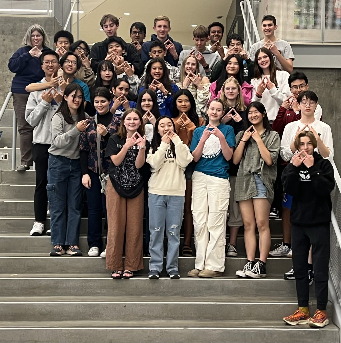Mayer_PHS's tweet photo. Great way to wrap up an amazing year for PHS DECA last night.   We got to celebrate our members who worked so hard all year. #decadiamond @DECA_Washington https://t.co/QvGmY3KGps