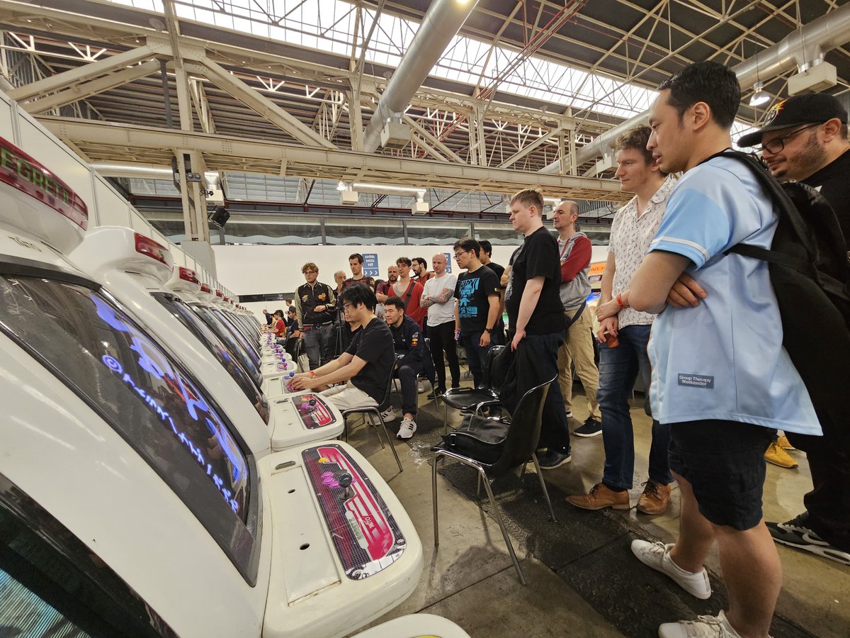 ArcadesCat's tweet photo. El escuadrón del aire A.R.C.A.D.E. ha tirado de puente aéreo para recalar de nuevo en el Fightcade Offline Festival #FOF24. La comunidad alada shmupera de todas las coordenadas mundiales de STGcvlt ha gozado de una amplia selección de shooters con partidas de un nivel altísimo. https://t.co/LnnRyuXk36