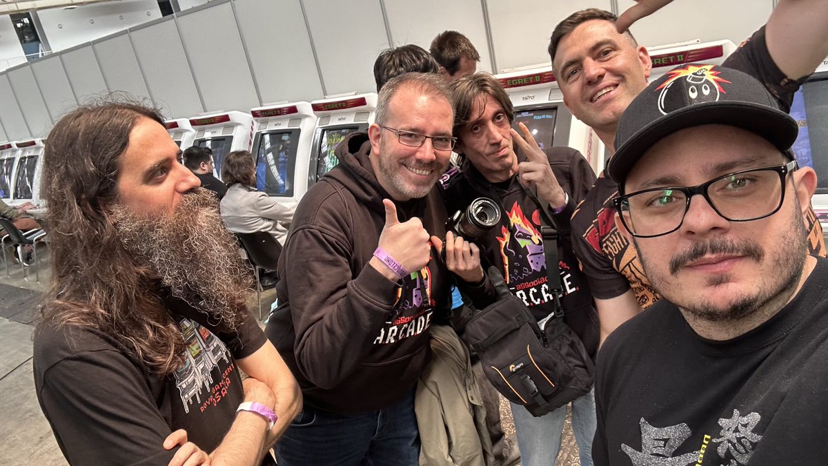 ArcadesCat's tweet photo. El escuadrón del aire A.R.C.A.D.E. ha tirado de puente aéreo para recalar de nuevo en el Fightcade Offline Festival #FOF24. La comunidad alada shmupera de todas las coordenadas mundiales de STGcvlt ha gozado de una amplia selección de shooters con partidas de un nivel altísimo. https://t.co/LnnRyuXk36