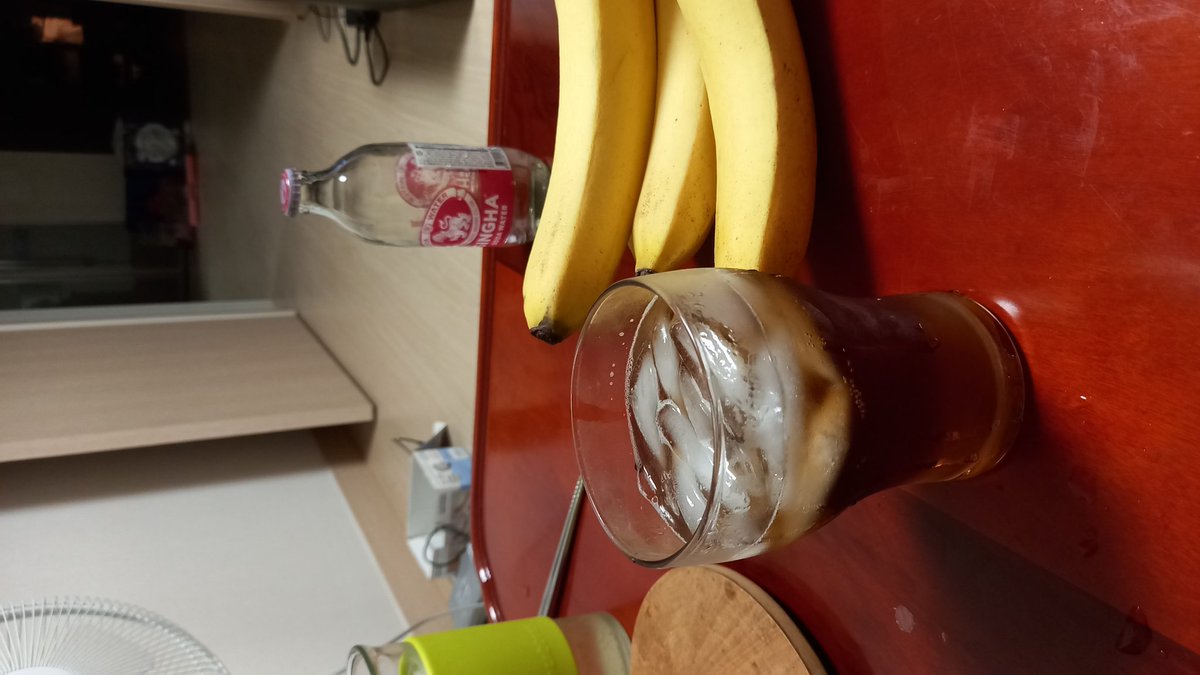 오랜만에 휴식.....
월화수목금금금 을 한 2개월째 한듯..
이제 좀 살만 해서 세종 와서 친구랑 한잔~~ 늦게 왔더니 나성동 이란 곳 밖에 없었고 친구는 이게 하이볼 이야..
라고 대접한다...
하이볼이 위스키 섞인 칵테일 이란거 오늘 첨 알았다.. ㅋㅋㅋ